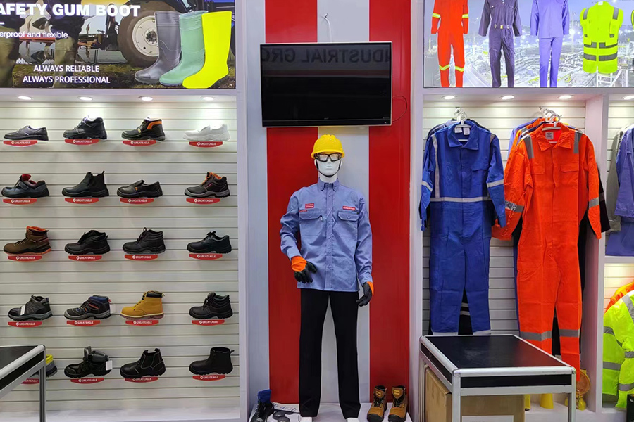 Melyek a PVC biztonsági csizma ipari környezetben való viselésének legfontosabb előnyei?